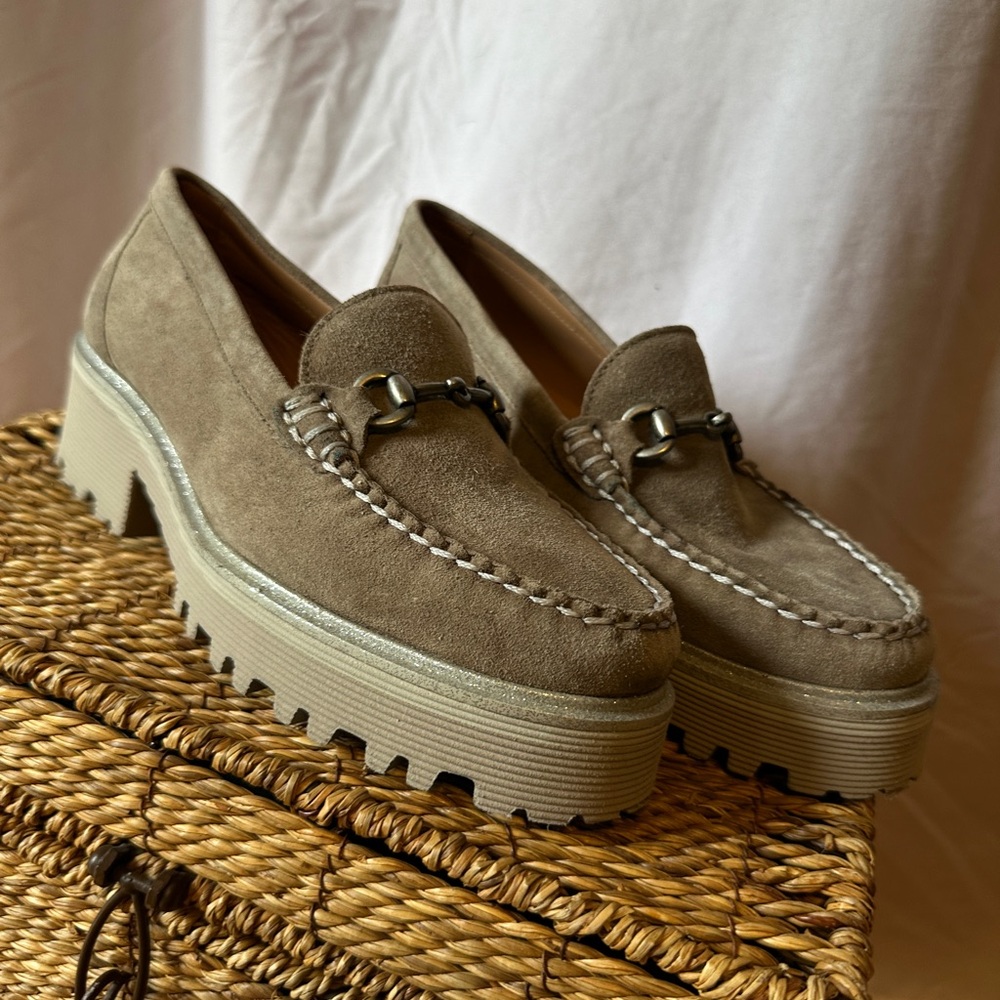 Emmalynn Johnston & Murphy Light Tan Suede Loafers size 9 women’s